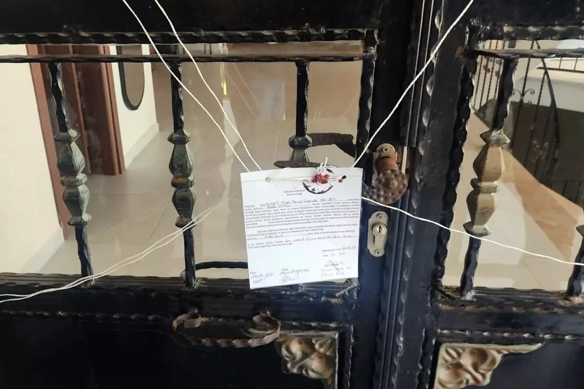 Bakanlık "Acele" notuyla yazı gönderdi, 13 otel ve pansiyonun kapısına mühür vuruldu