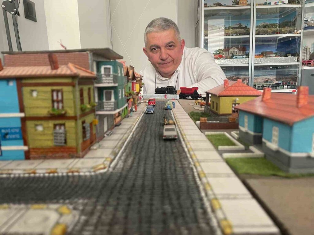 33 yıldır biriktirdiği figürlerle odasında küçük Eskişehir’i oluşturdu