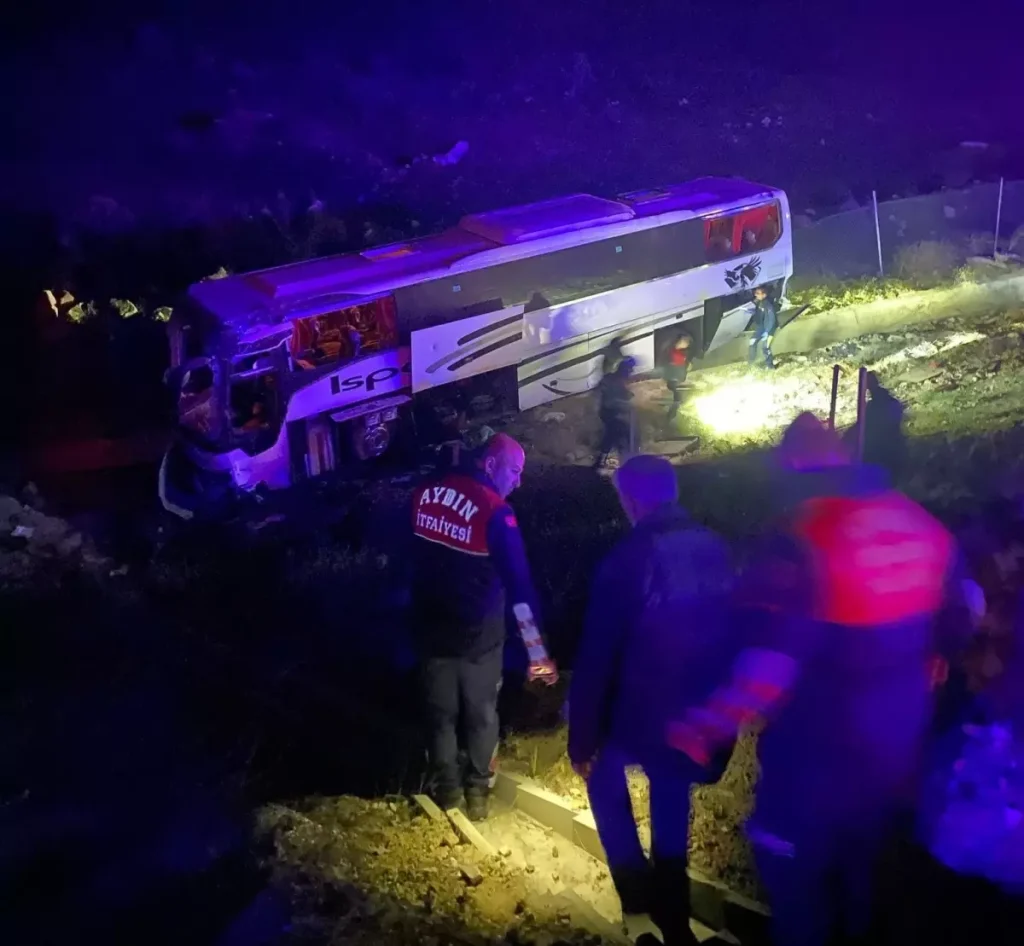 Aydın'da otobüsün şarampole düşmesi sonucu 1 kişi öldü, 27 kişi yaralandı