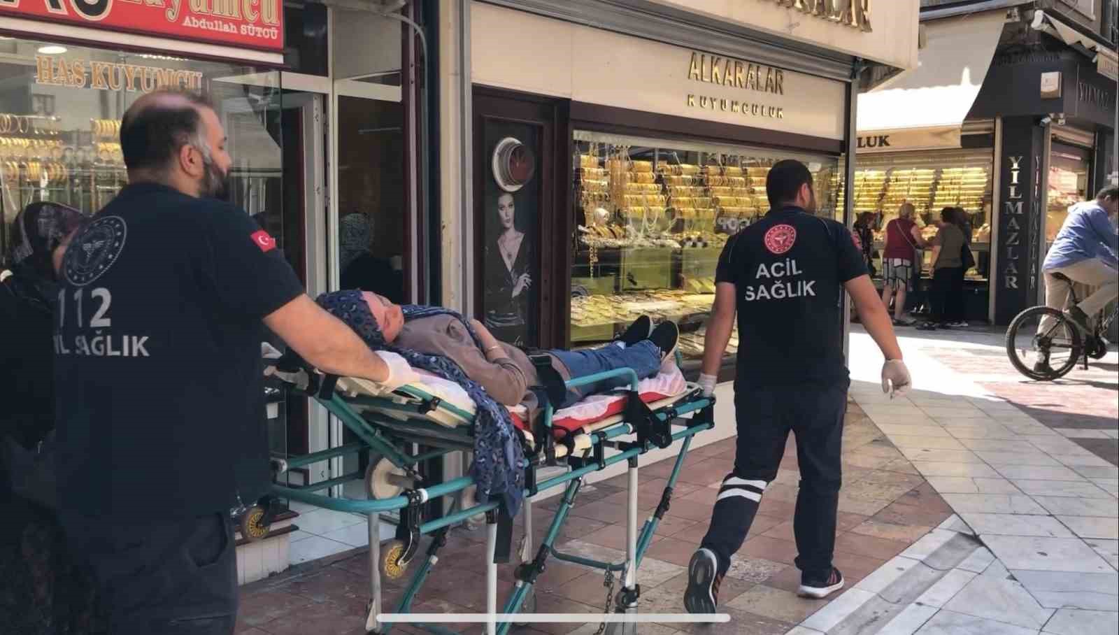 Bir anda bayılan yaşlı teyze hastaneye kaldırıldı!