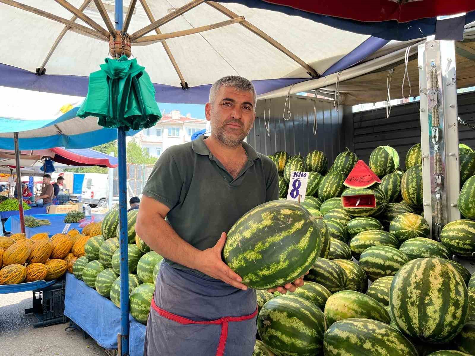 100 Liralık Şeftalinin Yanında 5 Liralık Karpuz Yalnız Kaldı!