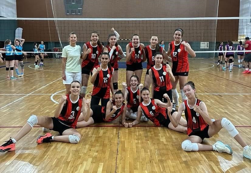 Muğla’dan Zaferle Döndüler: Eskişehirli Voleybolcular Yarı Finale Yükseldi