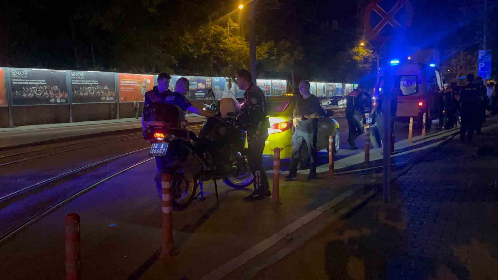 Yunus Timi ile Ticari Taksi Kaza Yaptı, 2 Polis Memuru Yaralı