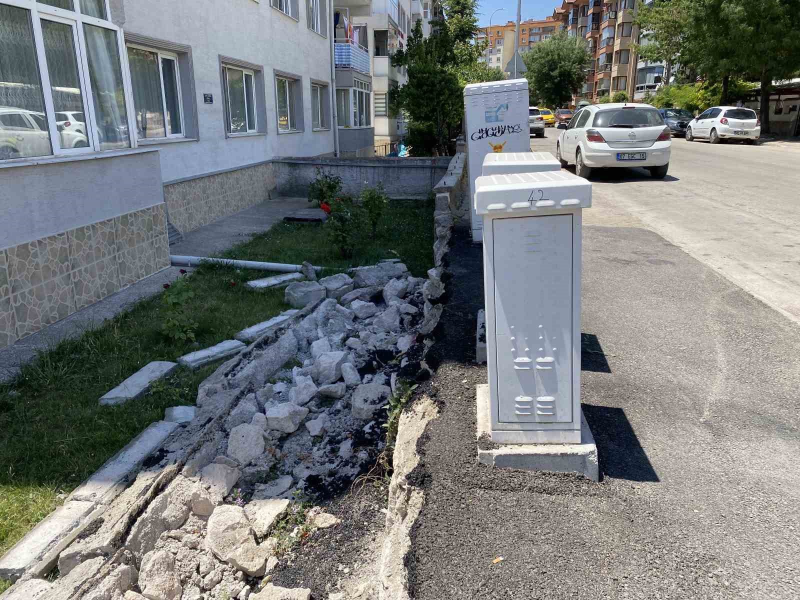 Kaldırıma Park Krizi: Duvar Yerle Bir Oldu! Pazarcıların Duyarsızlığı Mahallede Tepki Topladı