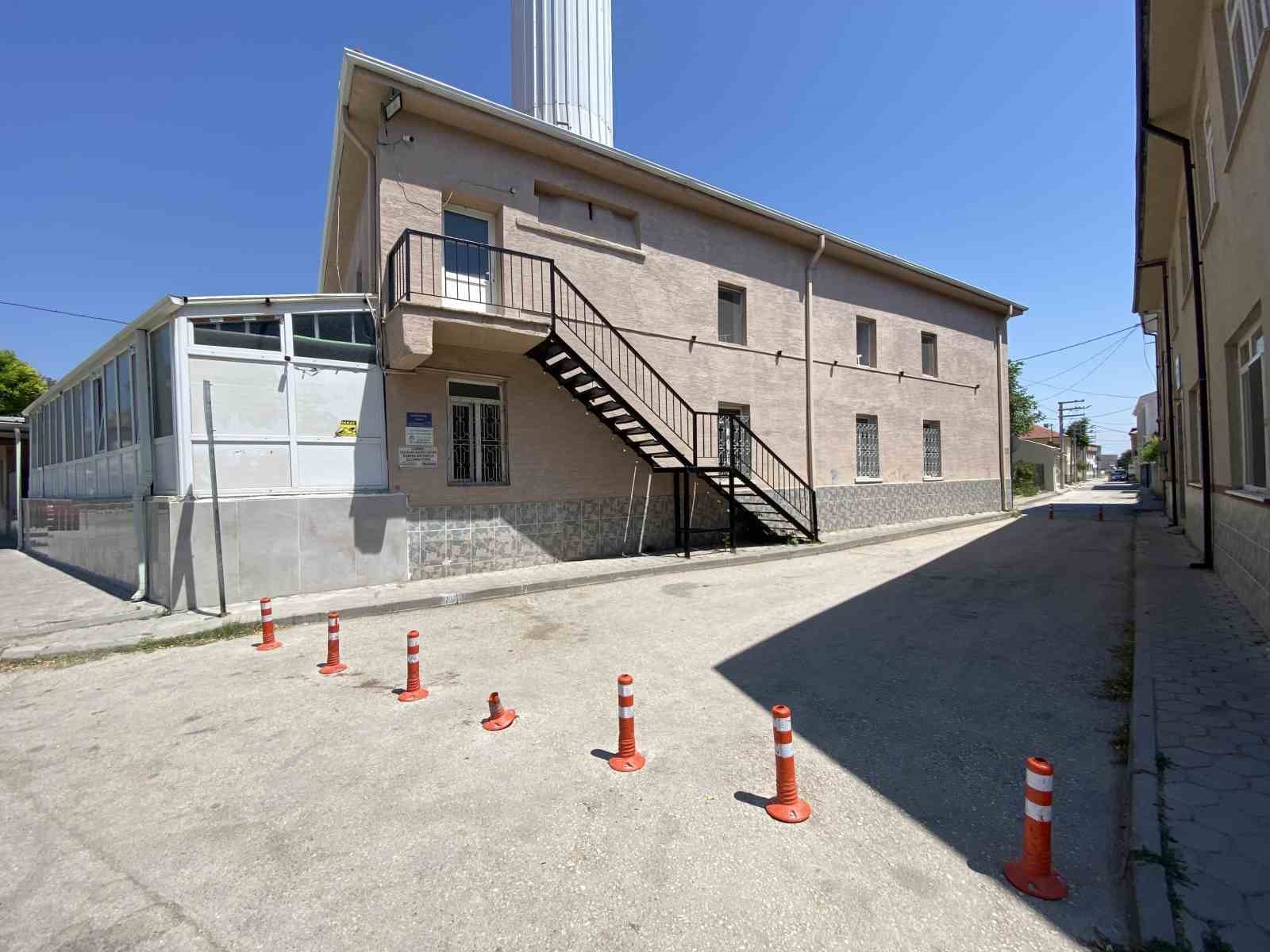 Ne Giriş Ne Çıkış! Eskişehir’de İlginç Bir Sokak Manzarası