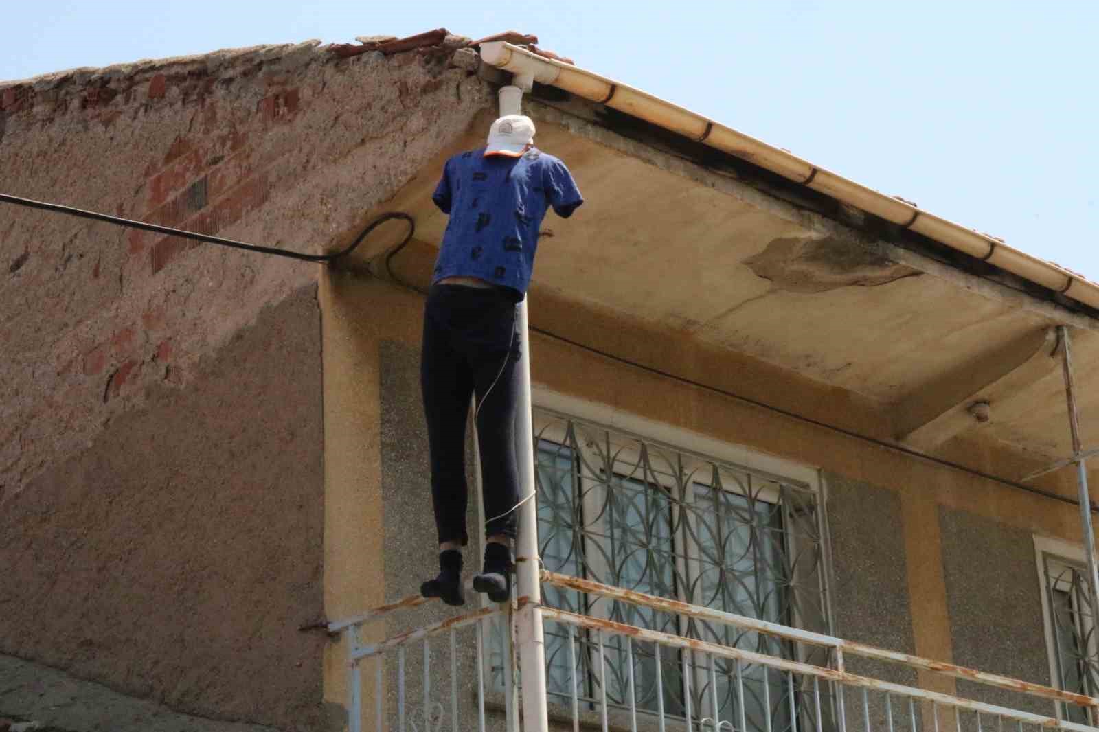 Evin balkonunu görenler ceset sandı, bakın ne çıktı!