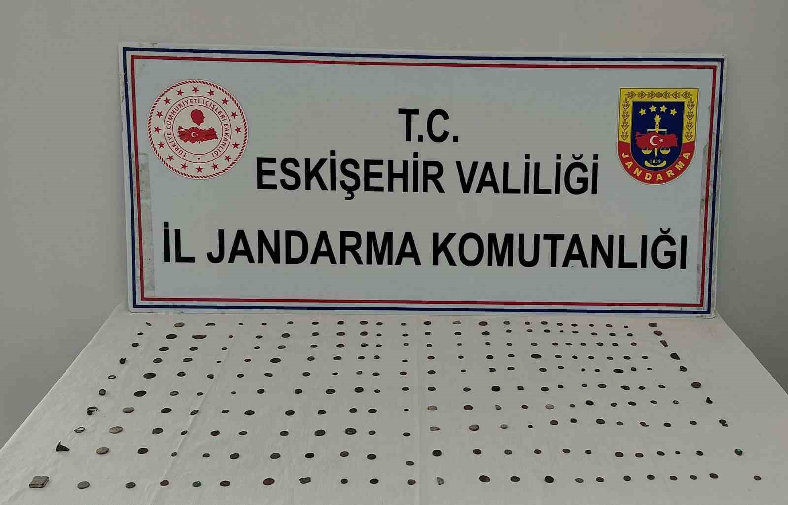 Jandarma Tarihi Eser Kaçakçısını Yakaladı: Roma Dönemi Sikkeler ve Objeler Bulundu