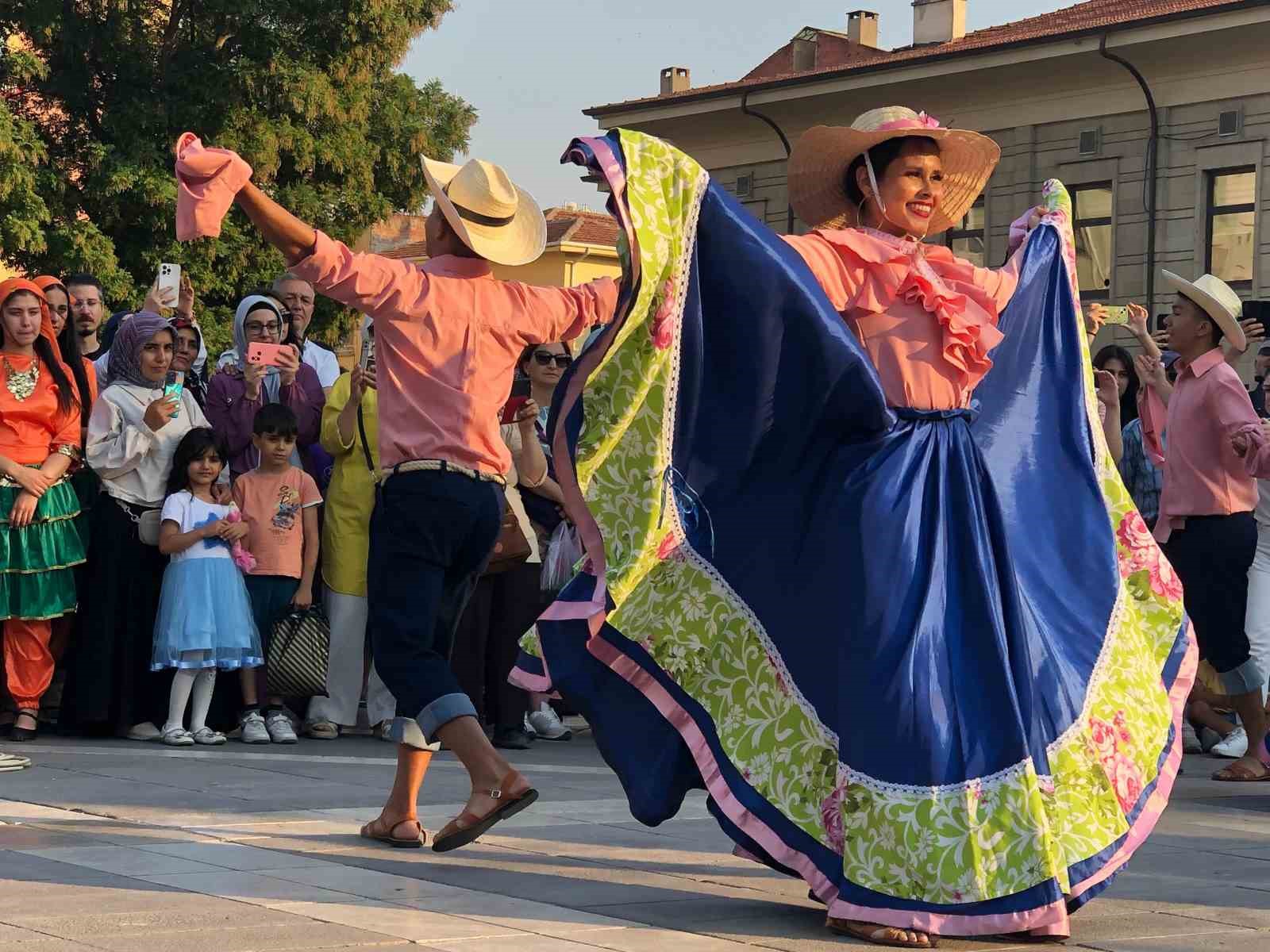 Sivrihisar’da Kültür Rüzgârı: 6 Ülke Vilayet Meydanı’nda Buluştu