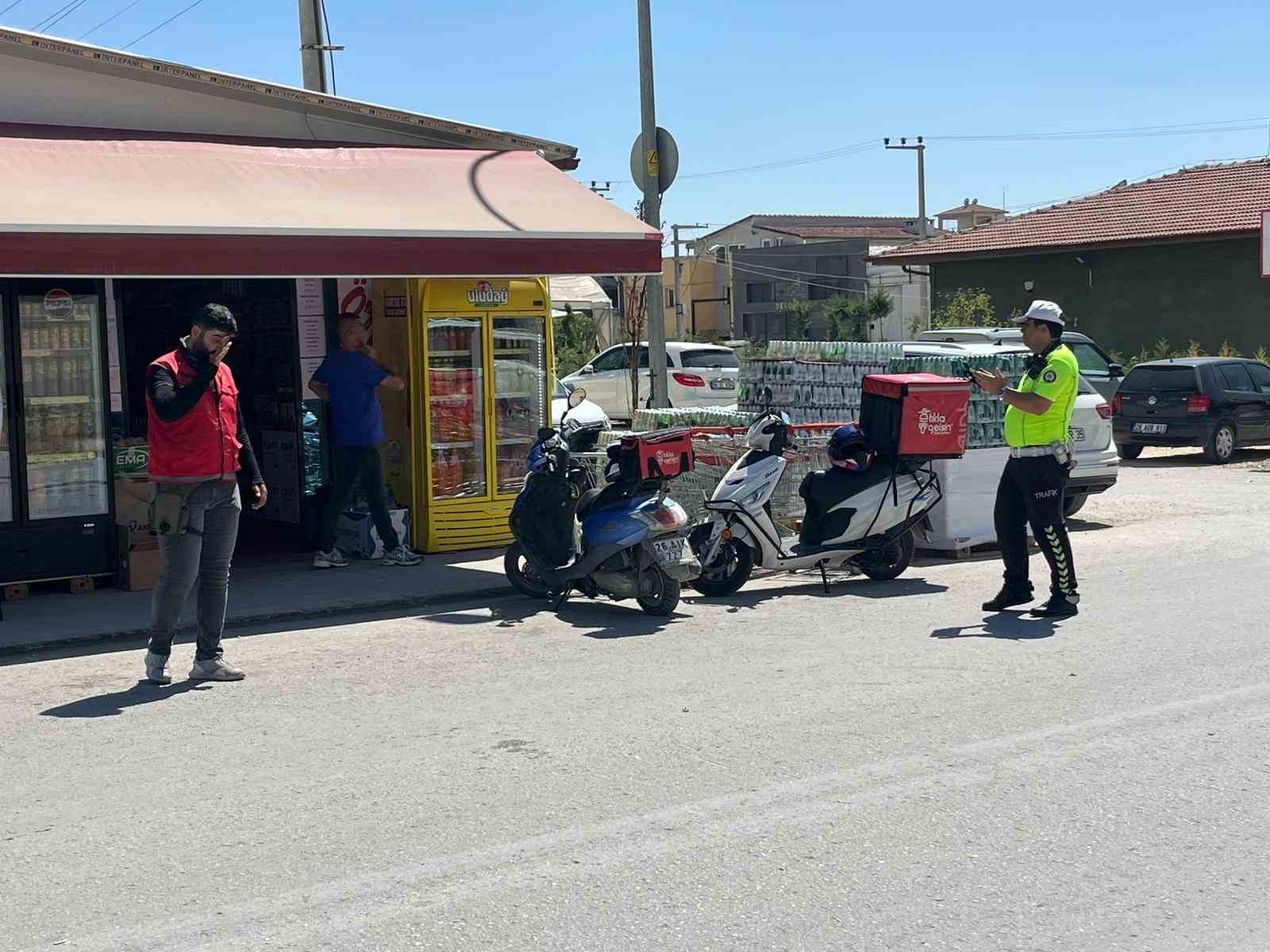 Motosikletli kurye, otomobille çarpıştı