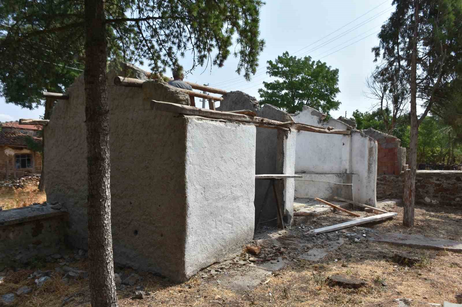 Yukarıkuzfındık Mahallesi’nde bulunan caminin şadırvan ve tuvaletleri yenileniyor