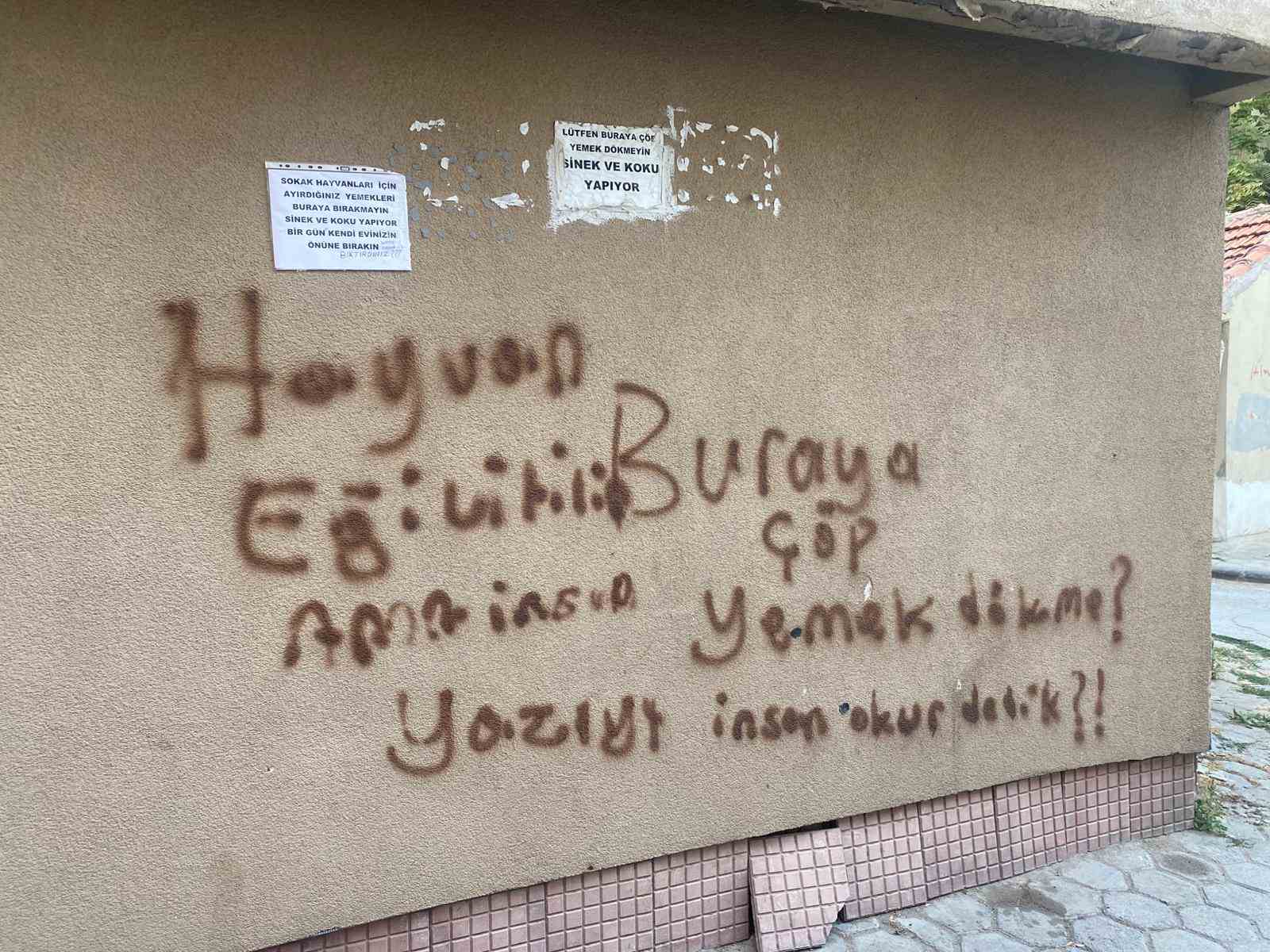 Binanın duvarına asılan ilginç notlar dikkat çekiyor