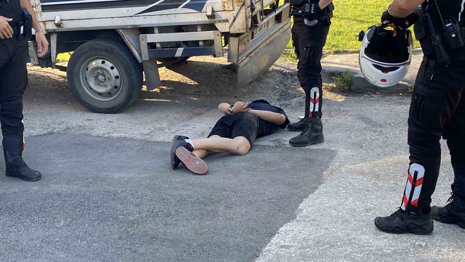 ’Dur’ ihtarına uymayan sürücü polisten kaçarken camdan hassas terazi attı