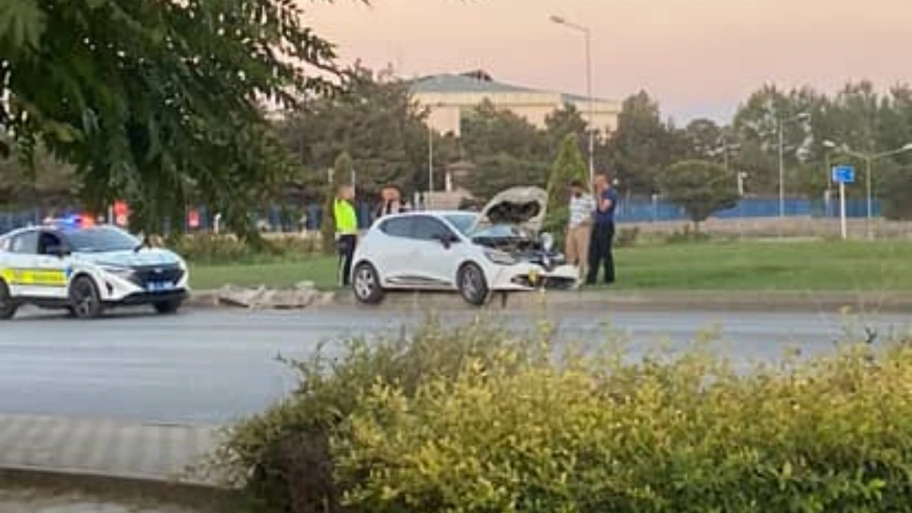 Eskişehir’de Kontrolden Çıkan Otomobil Refüje Çıktı