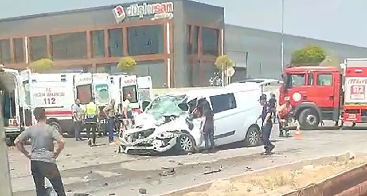 Eskişehir’de Tır ile Panelvan Çarpıştı, 1’i Ağır 3 Yaralı