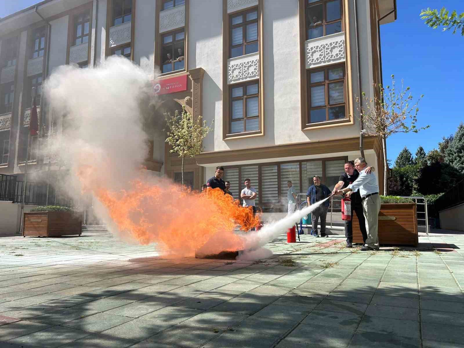 Eskişehir İl Müftülüğü personeline uygulamalı afet ve yangın eğitimi verildi