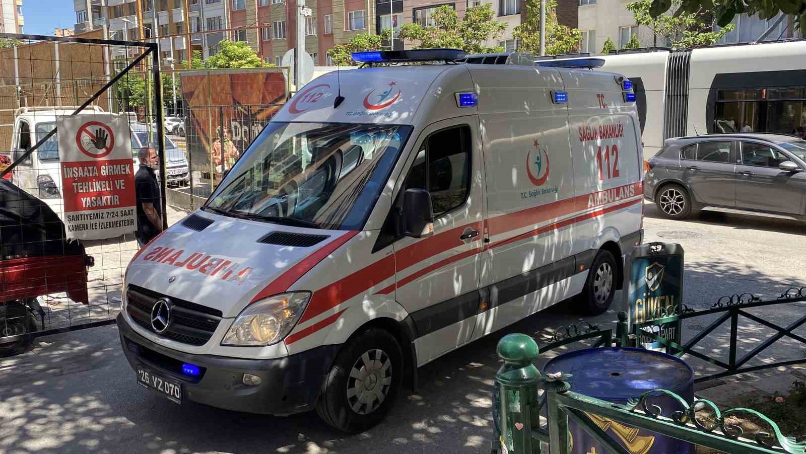 Eskişehir’de inşaattan düşen işçi hastaneye kaldırıldı