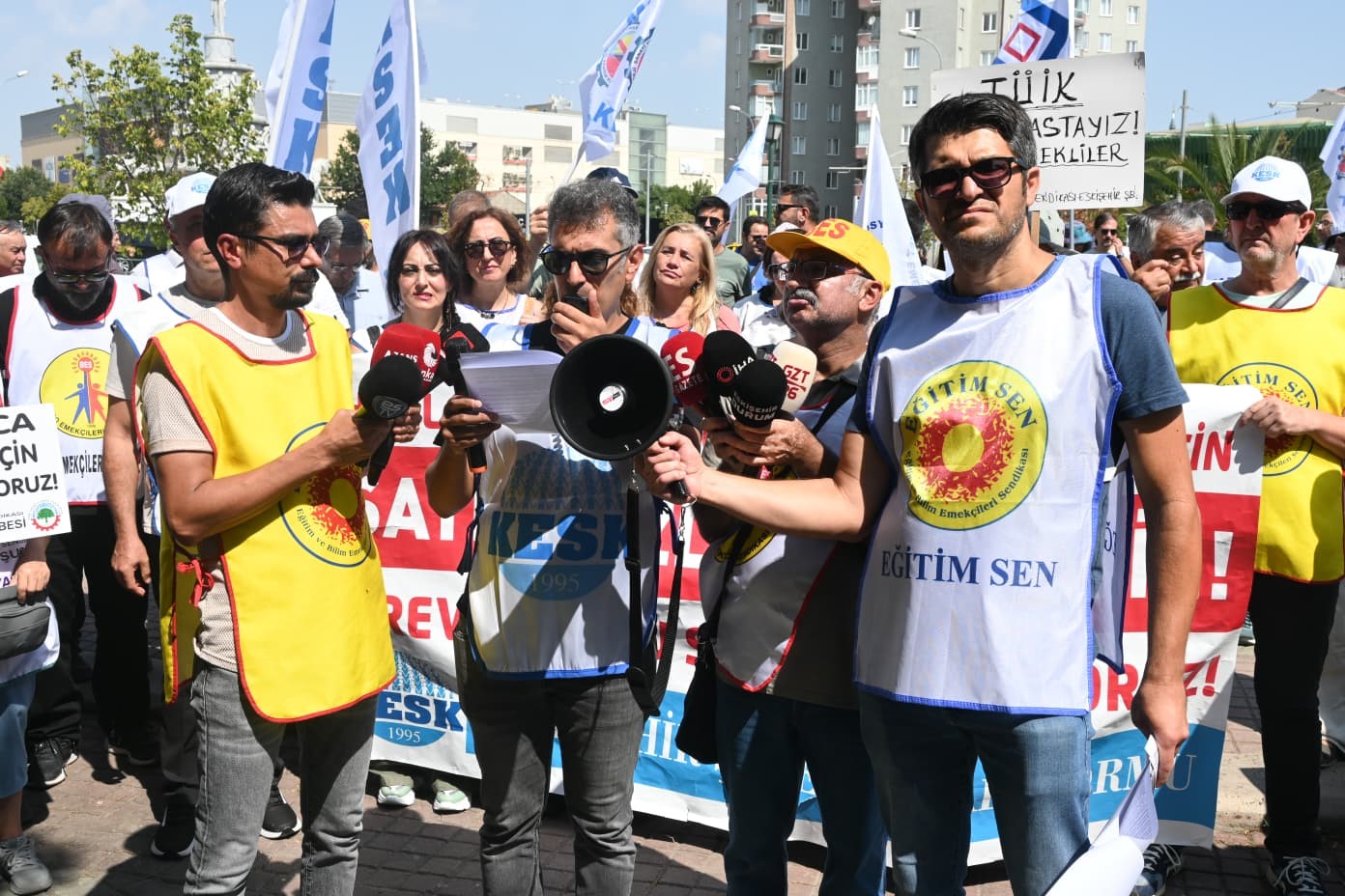 Memurlar Eskişehir’de İş Bırakıp Basın Açıklaması Yaptı