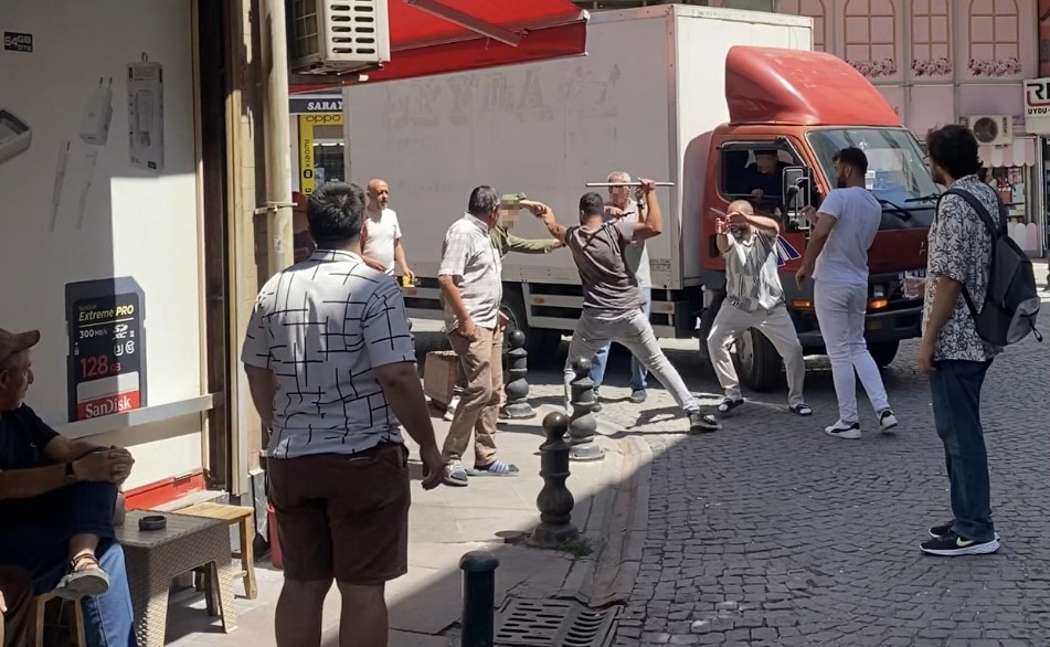 Eskişehir'de ortalık karıştı! Sopalar, yumruklar havada uçuştu!