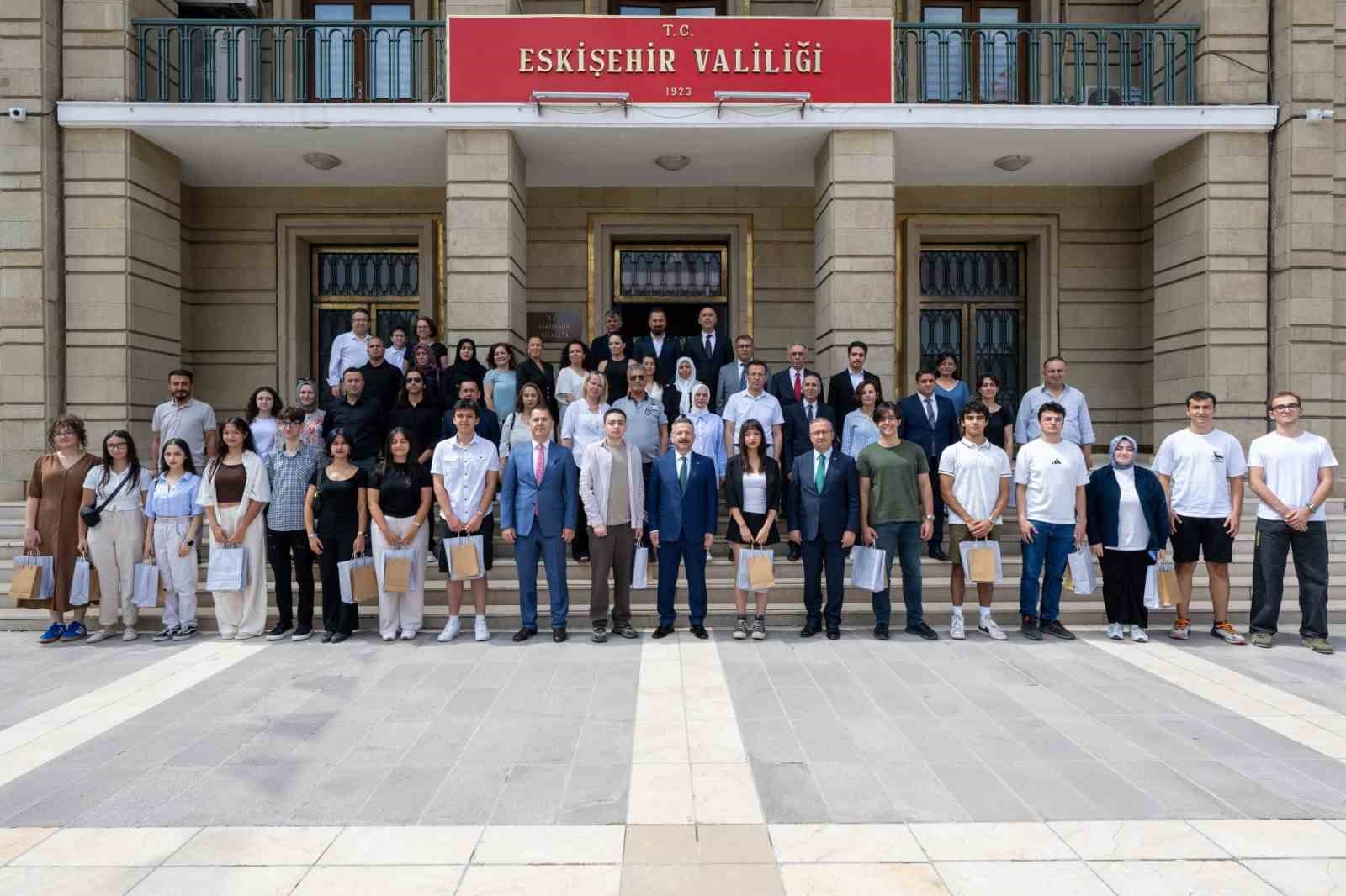 Vali Aksoy, YKS’de Dereceye Giren Öğrencileri Ağırladı