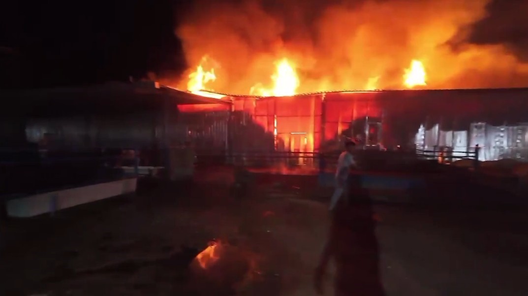 Yangını Gören Motosikletlinin Panik Anları Kamerada!