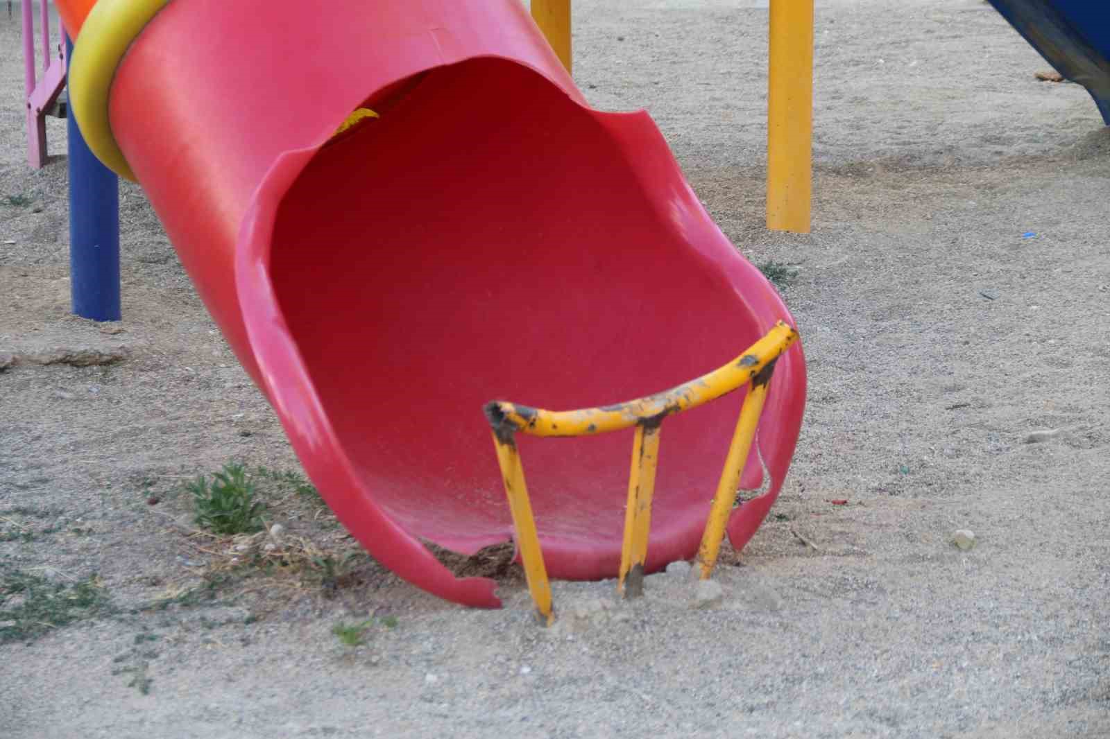 Çocuk parkındaki kaydırağın bitiminde ki demir aileleri sinirlendirdi!