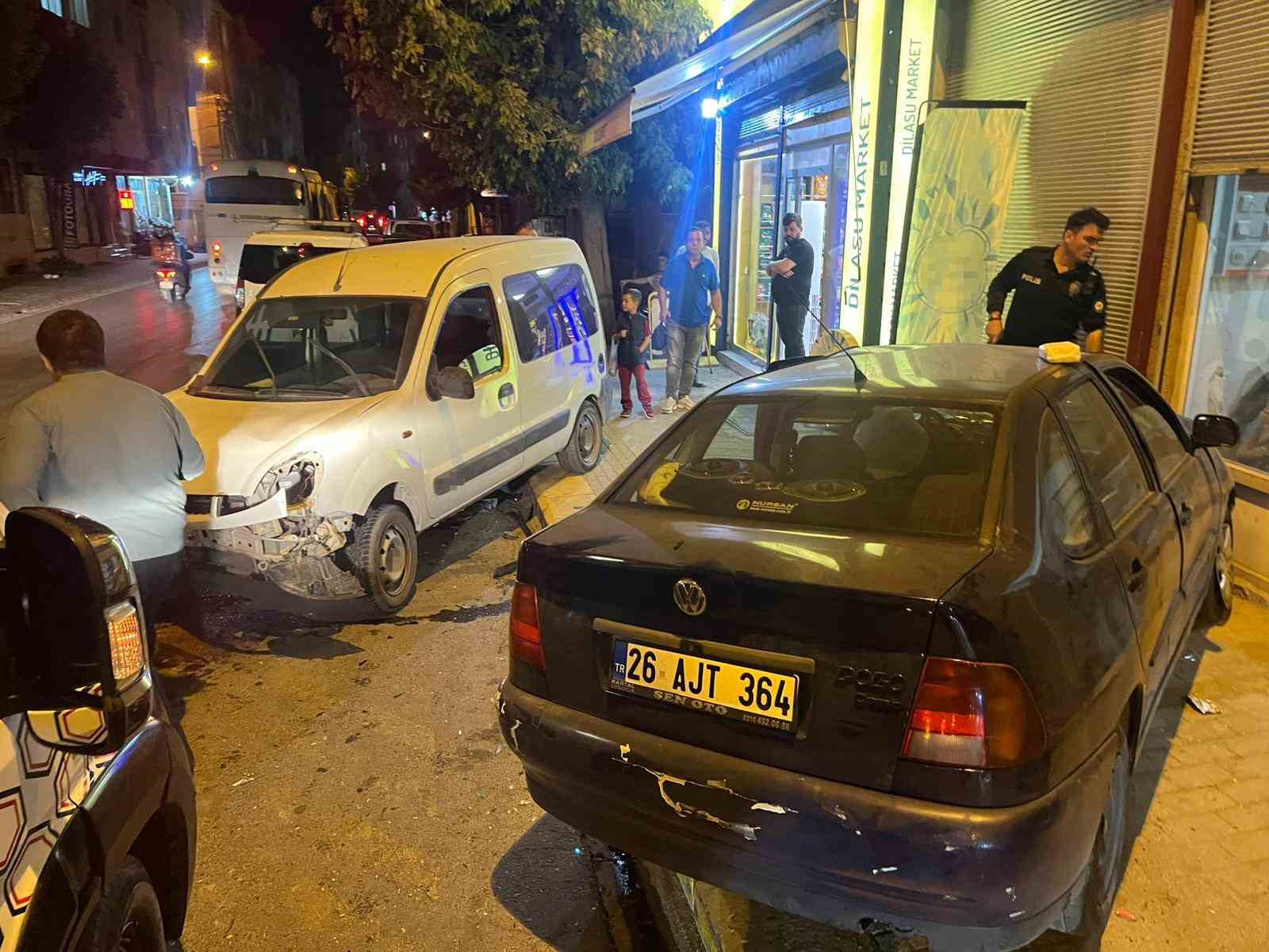 Araçlar çarpıştı biri dükkana girdi!