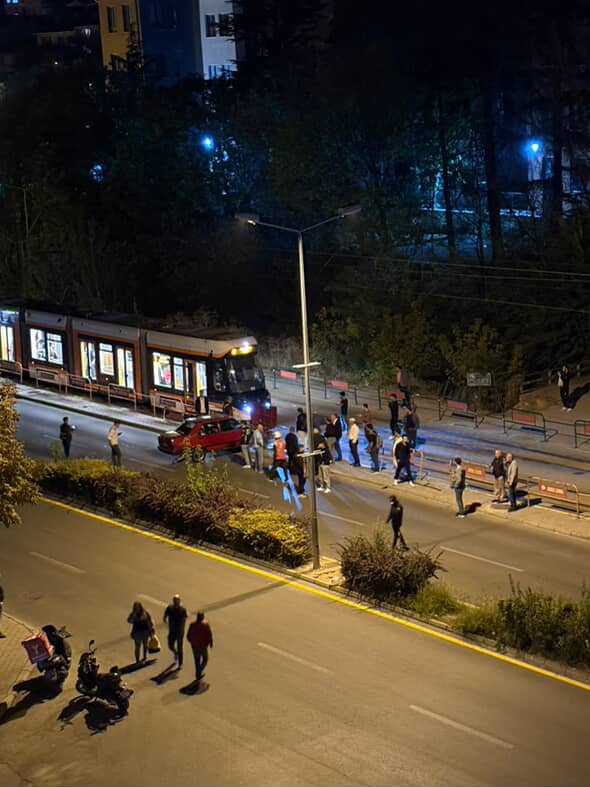 Eskişehir’de Otomobil Tramvay Yoluna Daldı: Seferler Durdu