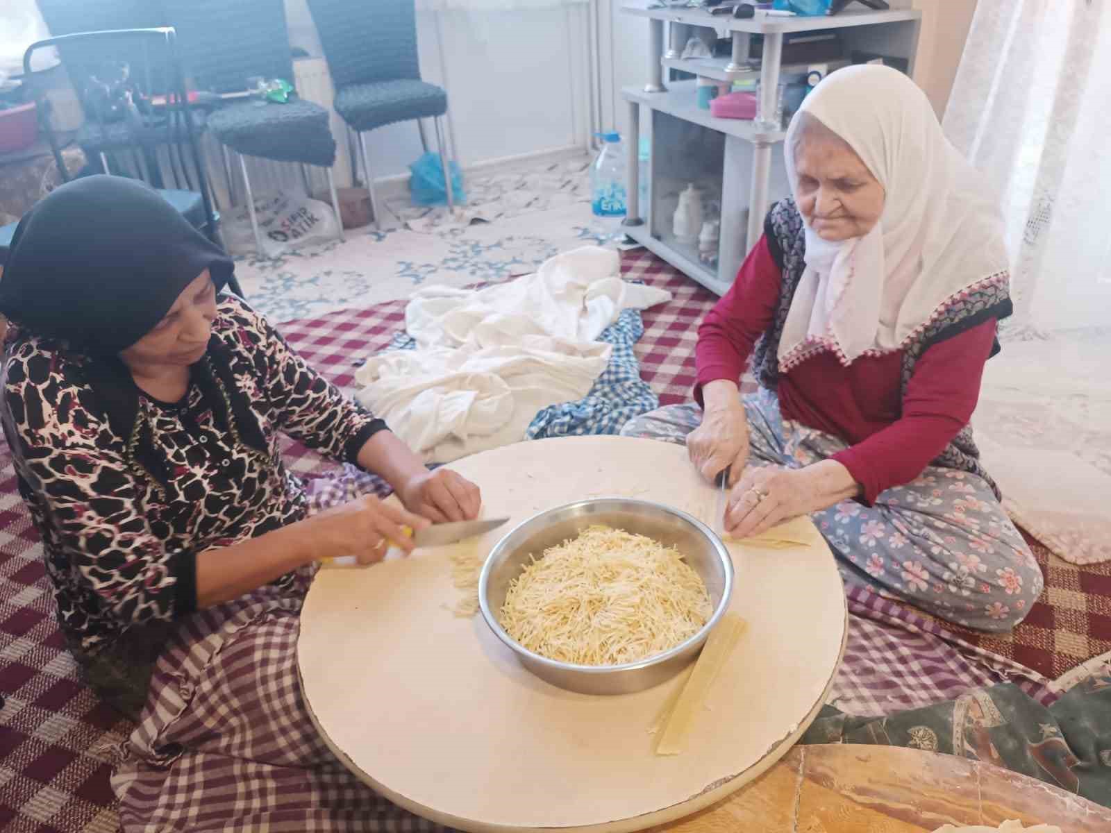 87 YAŞINDAKİ ZEYNEP NİNENİN ÖNDERLİĞİNDE ERİŞTE HAZIRLIĞI!