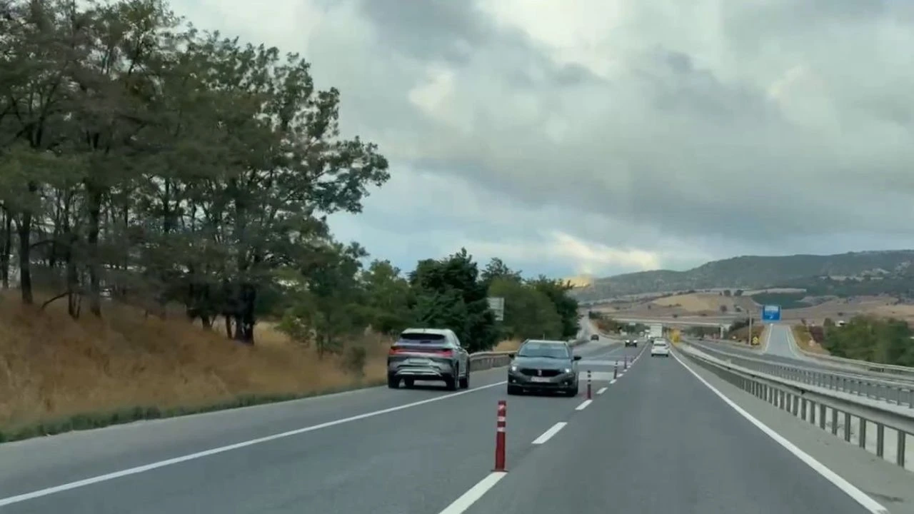 Eskişehir yolunda akıl almaz anlar: Ters yönden gidip faciaya davetiye çıkardı!