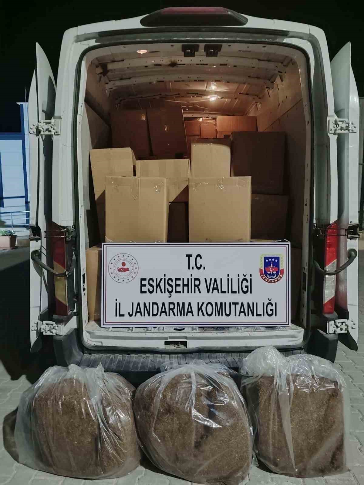 Adana’dan Eskişehir’e 1 ton 125 kilogram kaçak tütün getiren şahıs yakalandı
