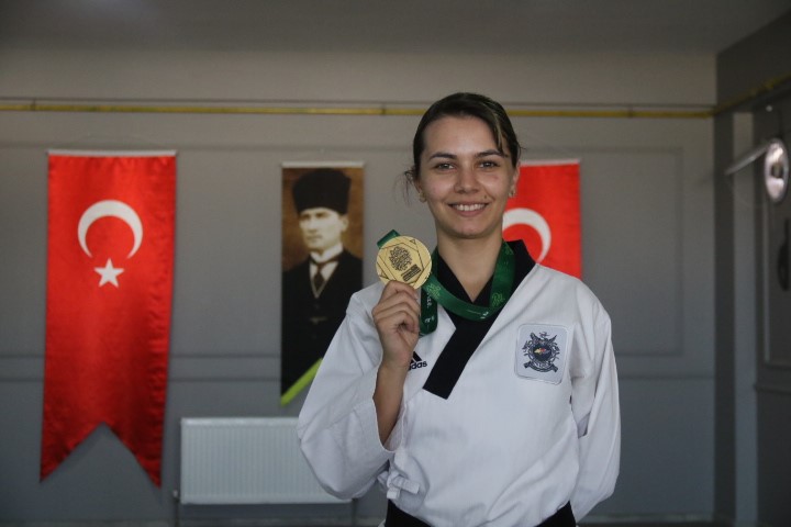 GÜLSENA KARAKUYULU AVRUPA’DA ALTIN MADALYA KAZANDI!