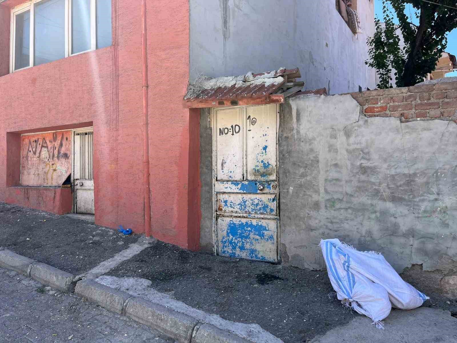 ESKİŞEHİR’DE KADINA ŞİDDET: SOKAK ORTASINDA DAKİKALARCA DÖVDÜ!