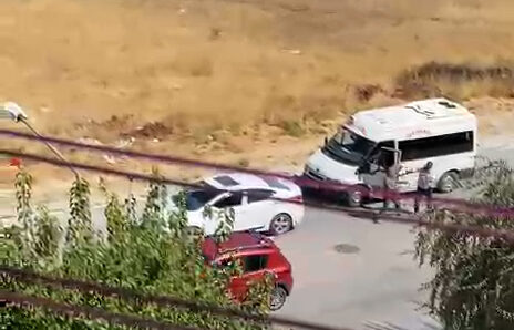 ESKİŞEHİR’DE TRAFİK ORTASINDA KAVGA: OTOMOBİL SÜRÜCÜSÜ DOLMUŞA SALDIRDI!