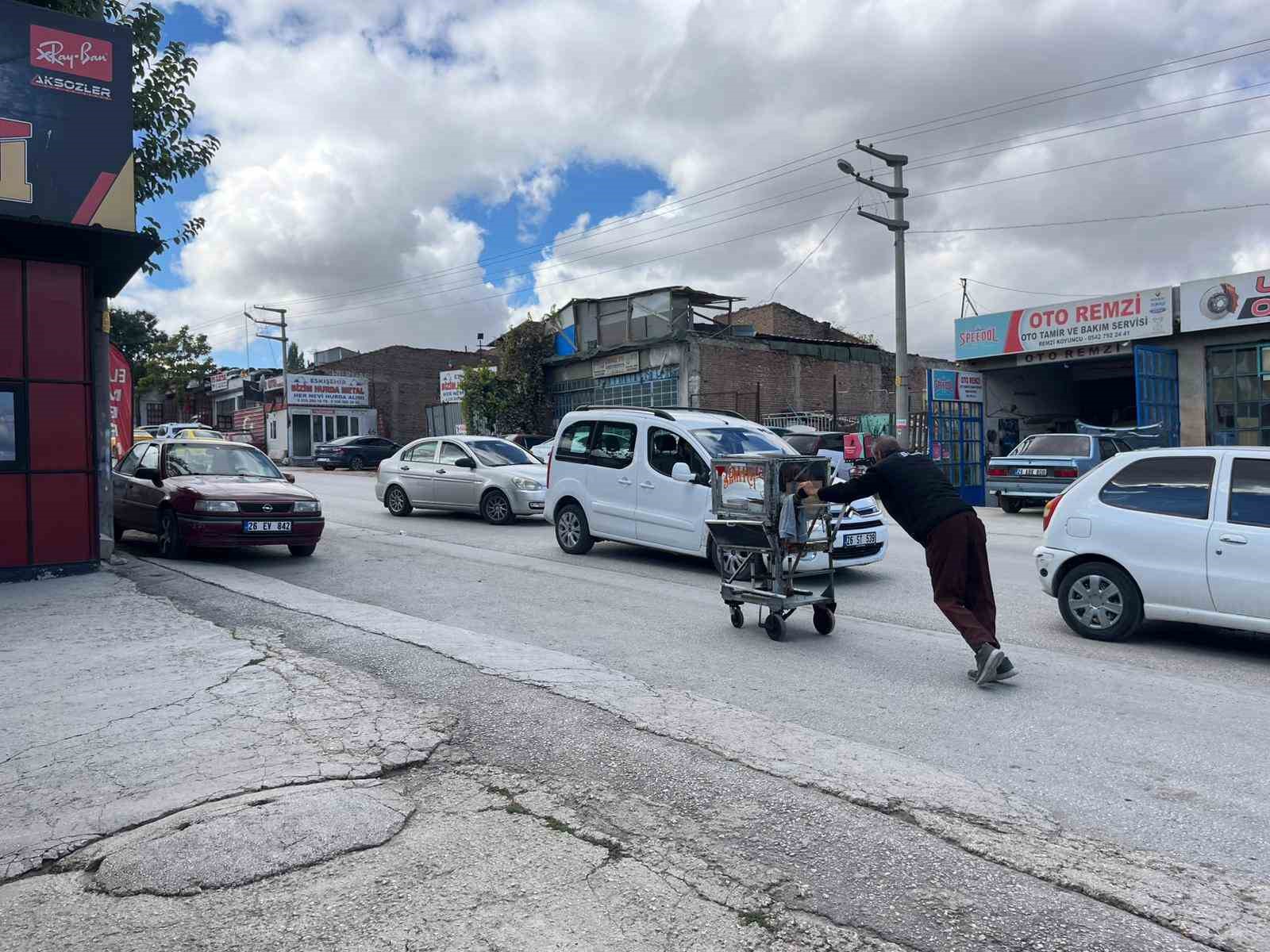 ROMATİZMA ONU DURDURAMADI! 4 ÇOCUĞUNU SİMİT SATARAK OKUTUYOR!