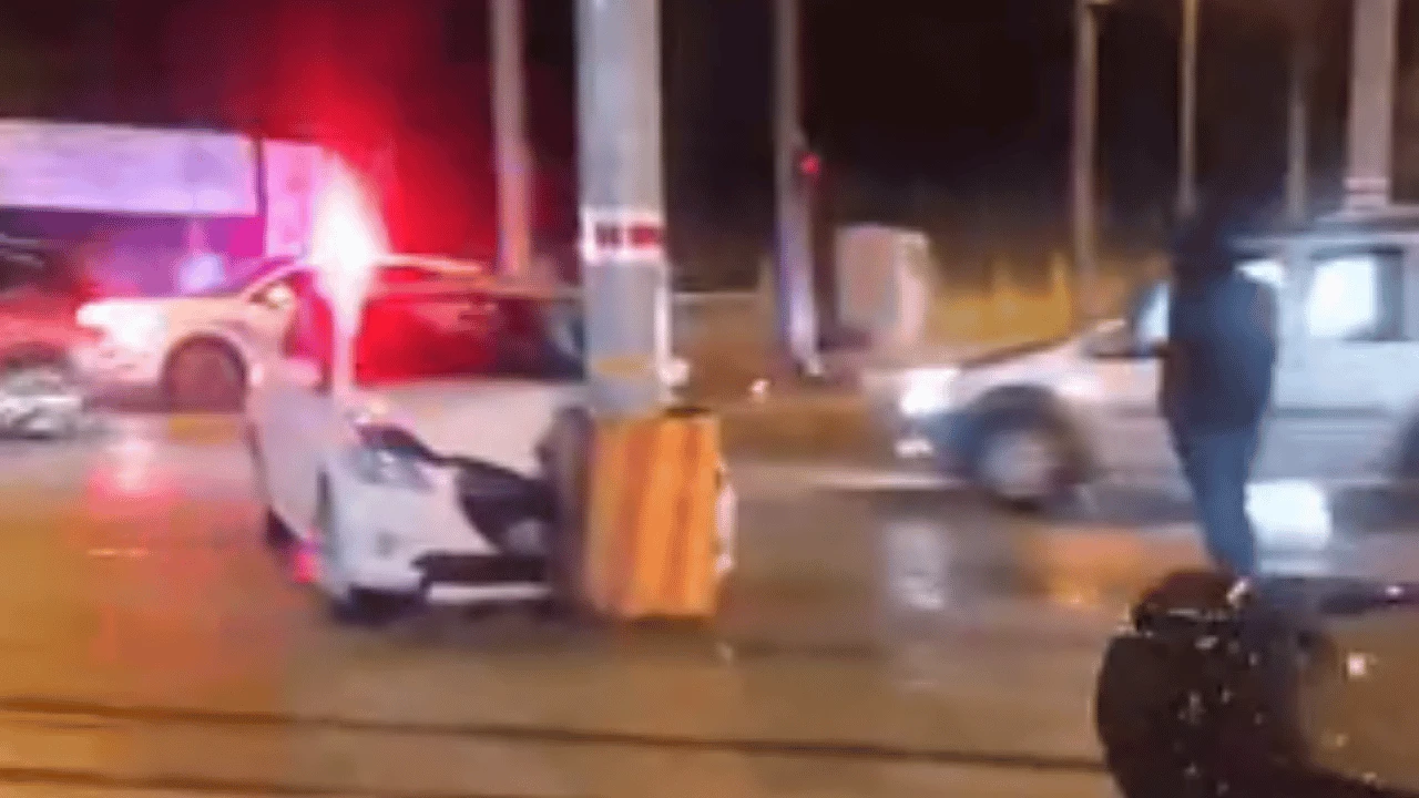 Tramvay Seferleri Aksadı! Eskişehir’de Direğe Çarpan Otomobil Panik Yarattı!