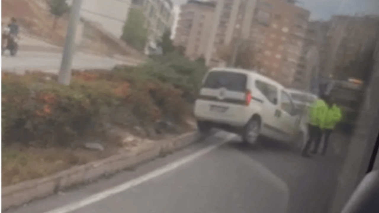 Eskişehir’de Kaygan Zemin Kazaya Neden Oldu: Araç Refüje Çıktı!