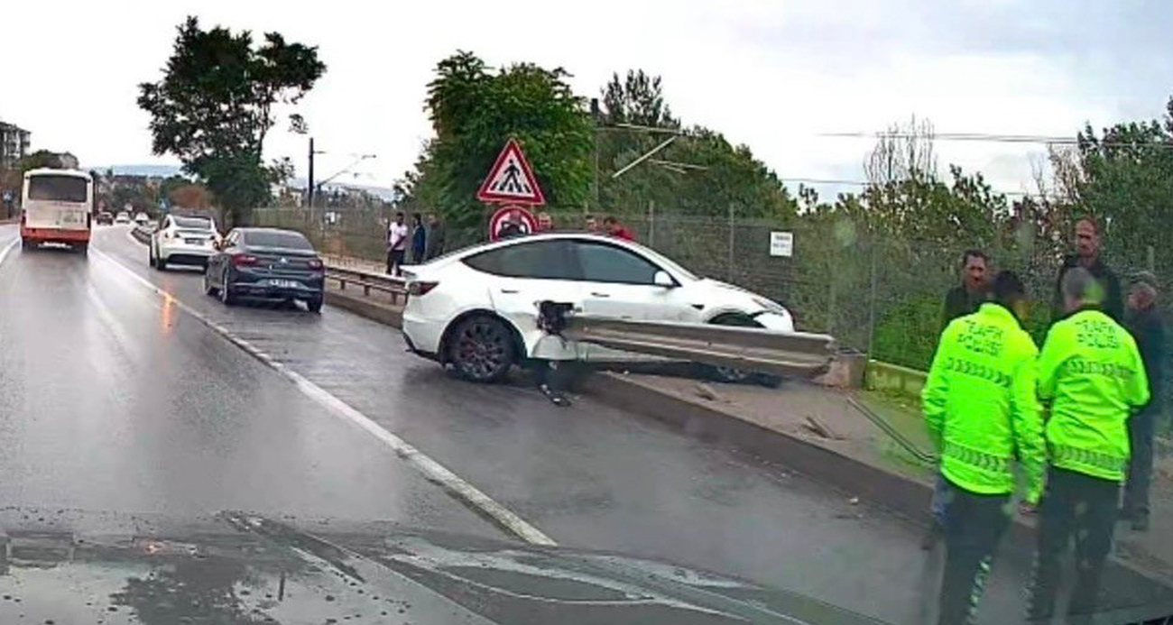 Islak Zeminde Kontrolden Çıkan Tesla Bariyerlere Çarptı!