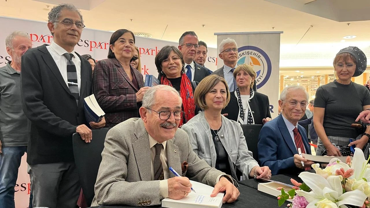 Yılmaz Büyükerşen’in Hayatı Kitap Oldu: Eskişehirliler Akın Etti!