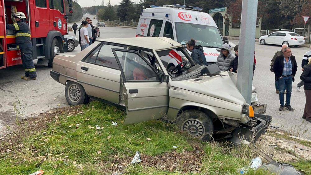 ESKİŞEHİR’DE FECİ KAZA: HURDAYA DÖNEN ARAÇTA 2 AĞIR YARALI!