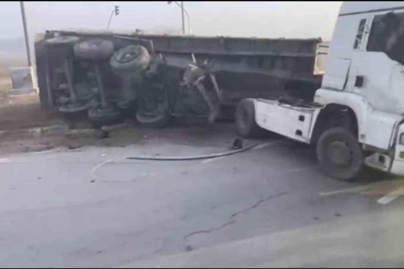 Kontrolden Çıkan Tır Kavşakta Yan Yattı