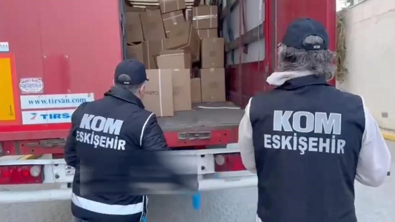 Polis Durdurdu, Şok Gerçek Ortaya Çıktı: Eskişehir'de Tırdan 7.5 Milyon TL'lik Kaçak Ürün Fışkırdı!