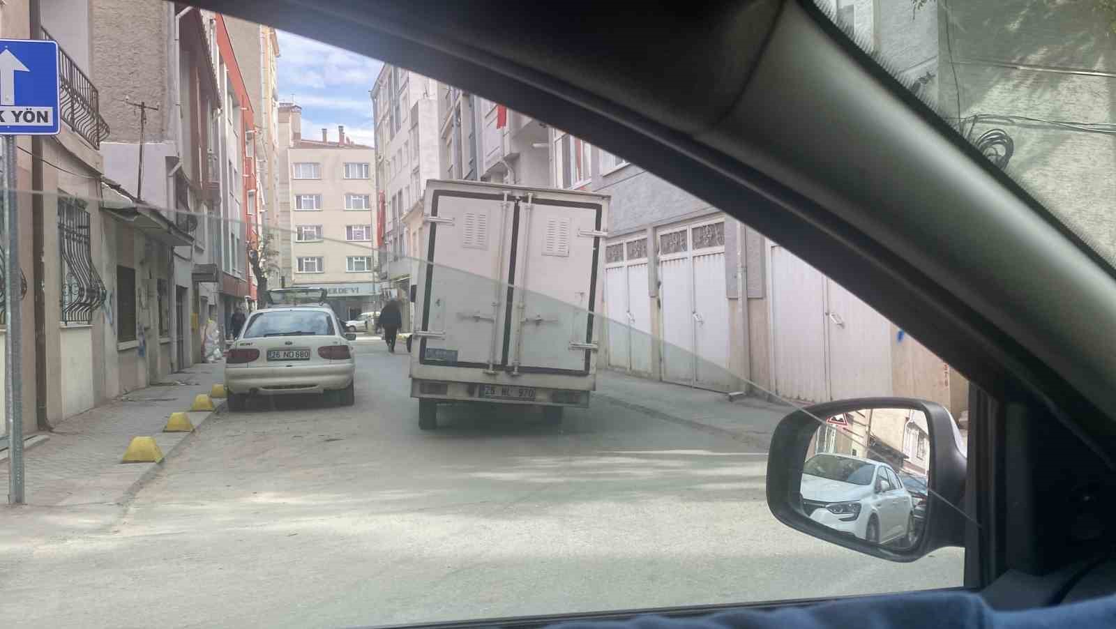 DEVRİLME TEHLİKESİ GEÇİREN KAMYON SÜRÜCÜLERİ TEDİRGİN ETTİ!