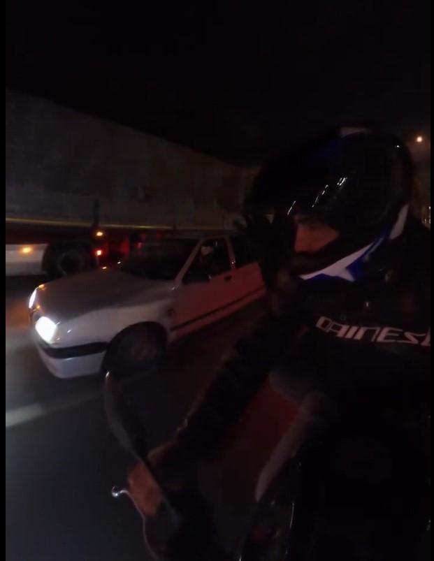 Eskişehir’de kıl payı facia! Otomobil motosiklete yandan çarptı