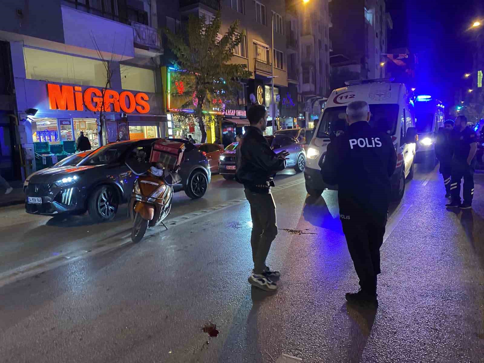 Eskişehir’de zincirleme kaza: Kurye yayaya ve otomobile çarptı!