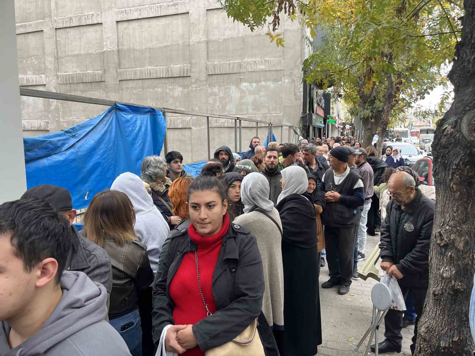 YÜZYILIN KONUT PROJESİ İÇİN ESKİŞEHİR’DE UZUN KUYRUKLAR OLUŞTU!