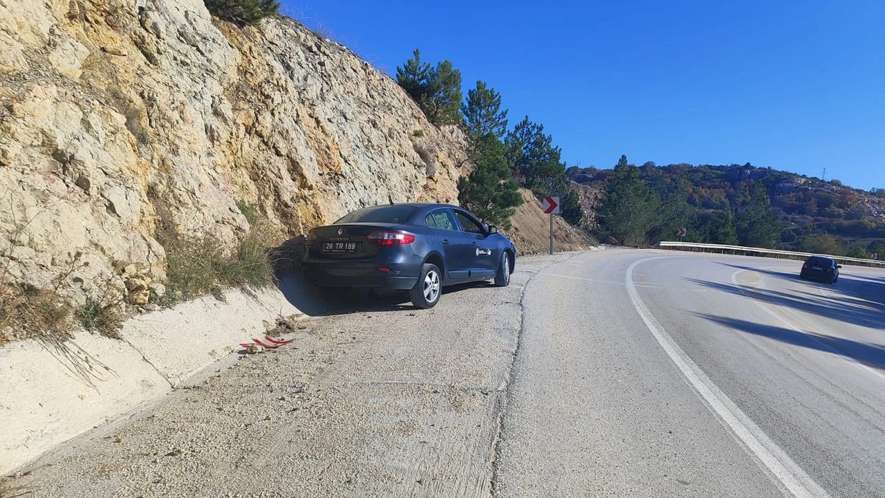 Eskişehir Karayolları’na Ait Araç Kaza Yaptı: Sürücü Şans Eseri Kurtuldu!