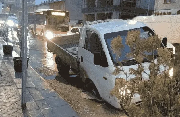 Eskişehir’de skandal görüntü: Çukura batan araçlar trafiği kilitledi!