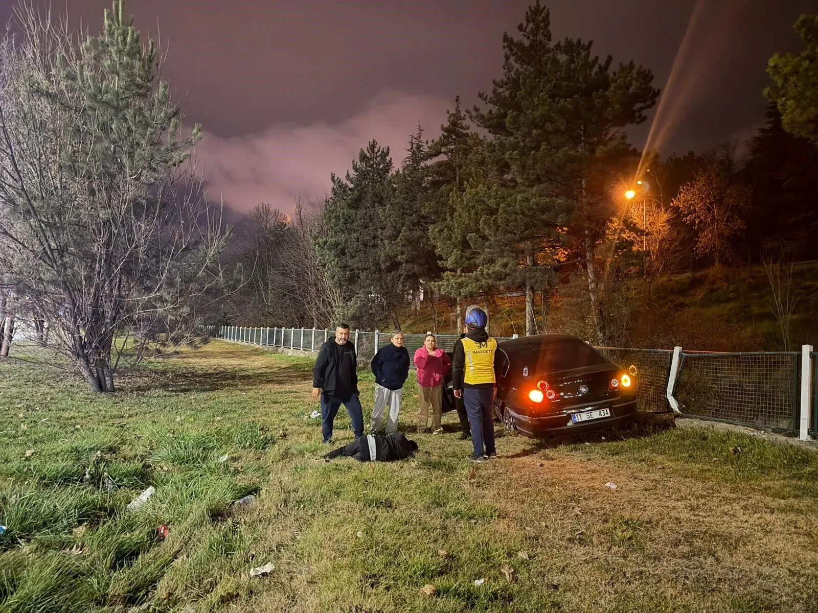 Eskişehir çevreyolu Akademi Kavşağı'nda dehşet anları: Otomobil yoldan çıktı, sürücü yaralandı!