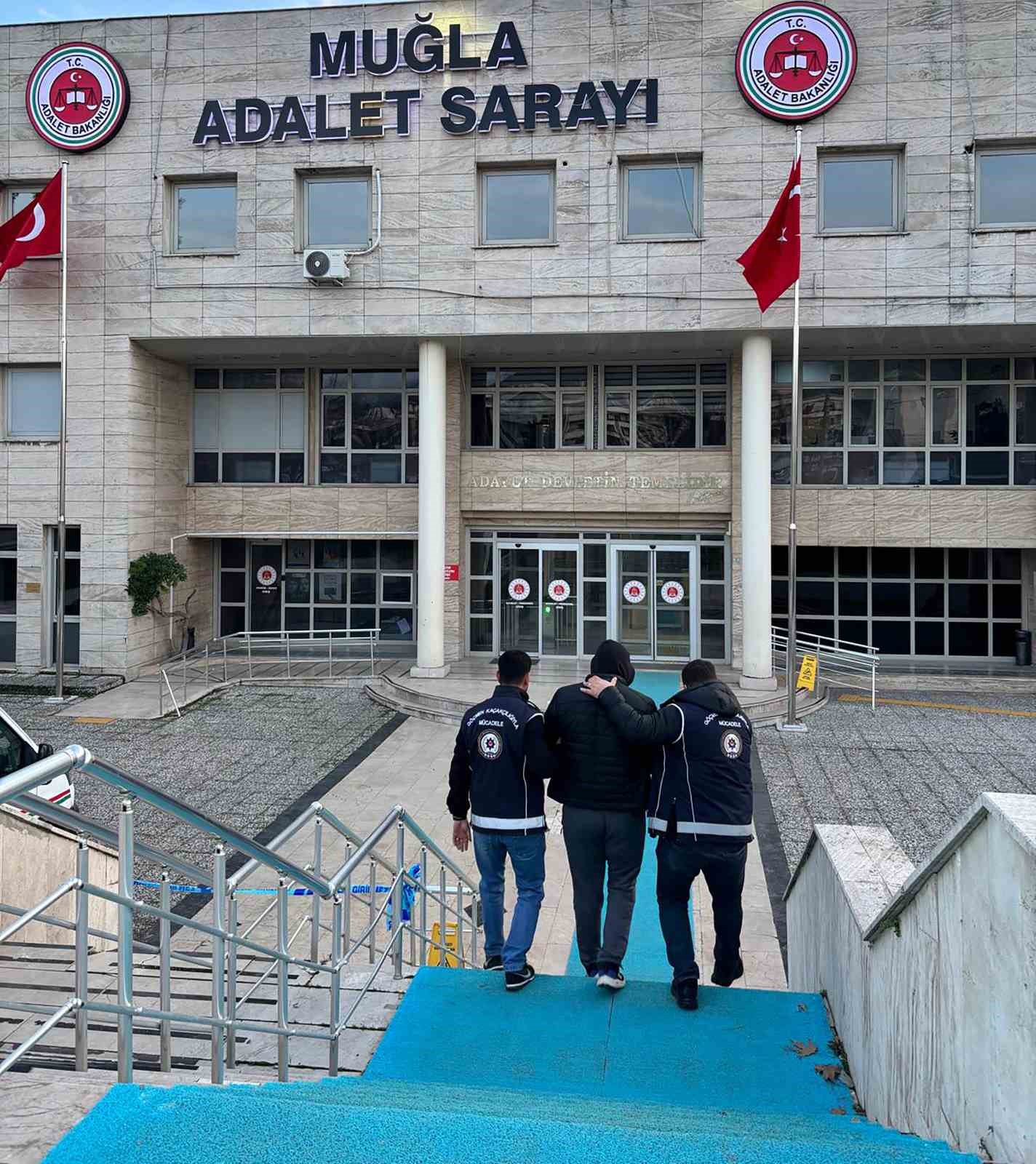 6 yıl 8 ay hapis cezası bulunan göçmen kaçakçısı yakalandı