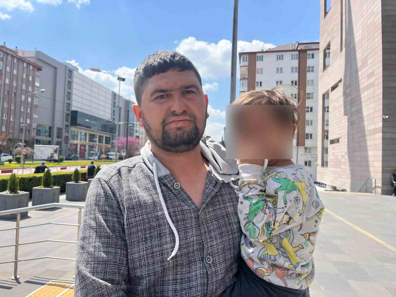 Birinin elinde sigara, bir elinde sigara olan çocuğun Annesine BERAAT